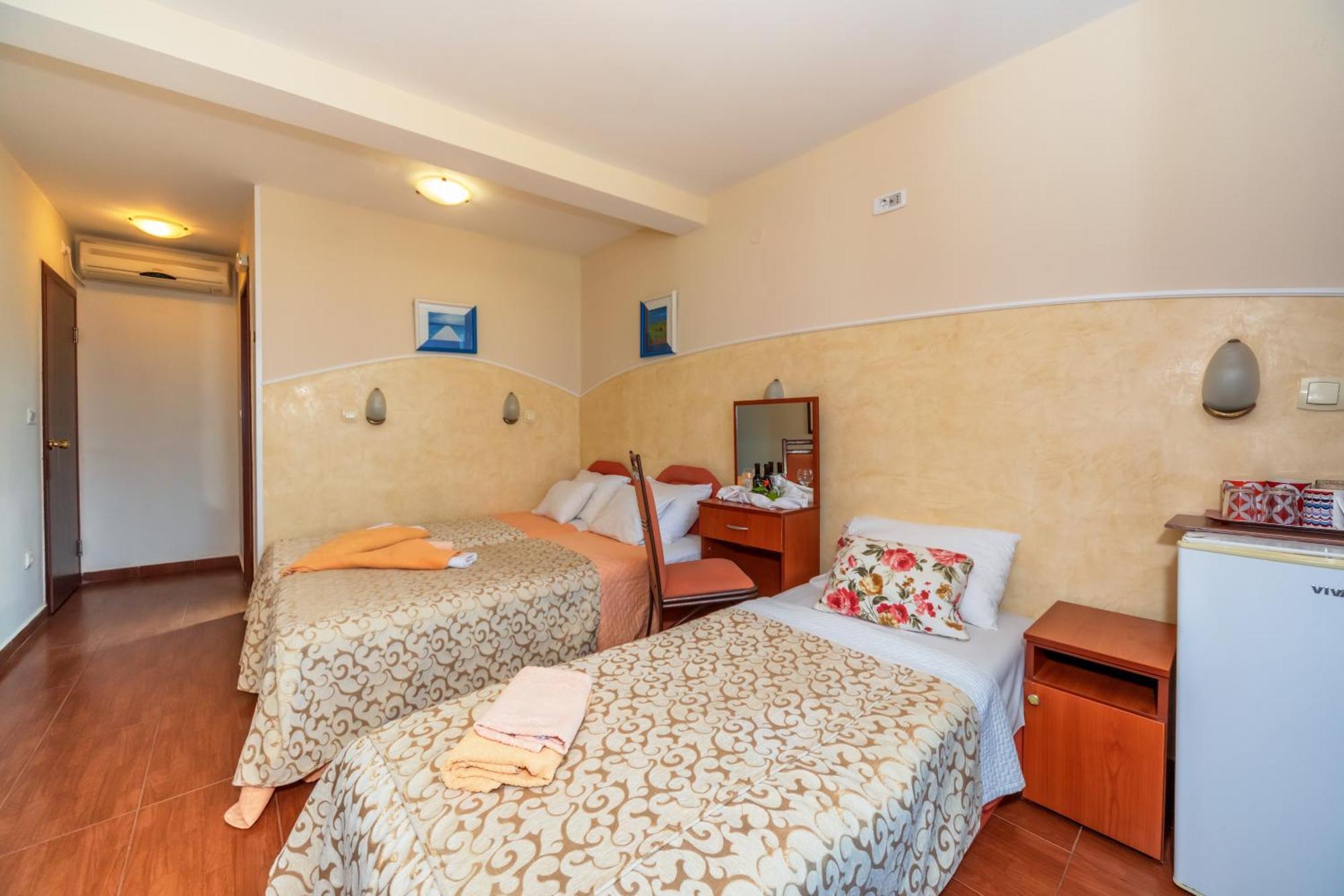 Apartments Pod Lozom With Seaview Petrovac 客房 照片