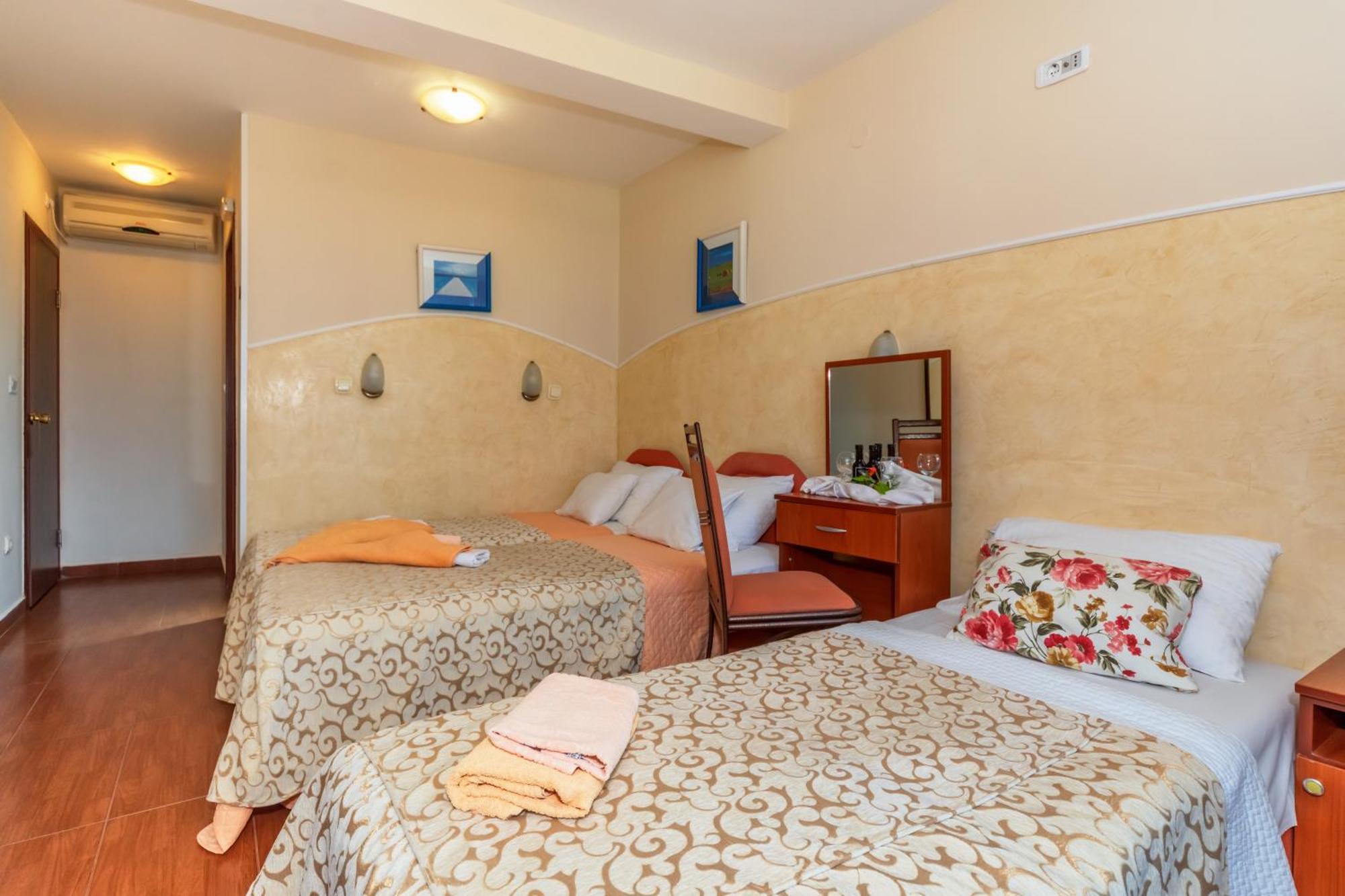Apartments Pod Lozom With Seaview Petrovac 客房 照片